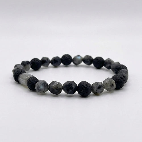 Detalle piedra central labradorita tallada a mano en pulsera masculina