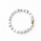 Vista superior de pulsera de piedras naturales pino blanco o howlita, manilla de piedras naturales con separador metálico dorado