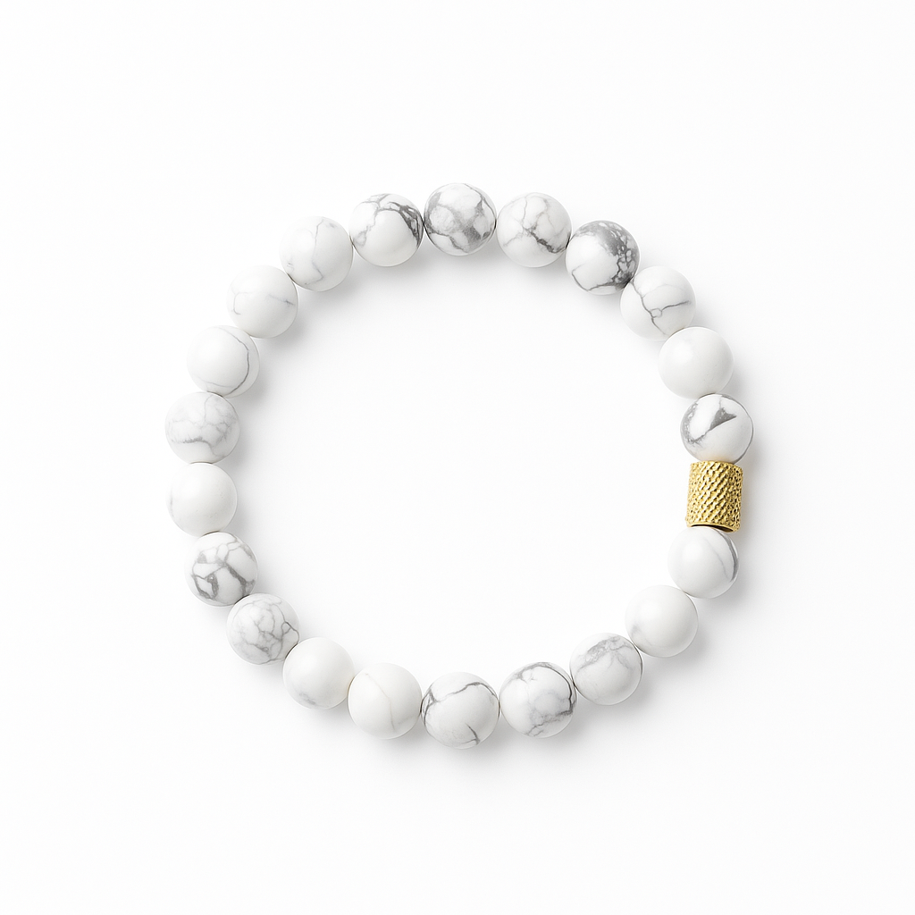 Vista superior de pulsera de piedras naturales pino blanco o howlita, manilla de piedras naturales con separador metálico dorado