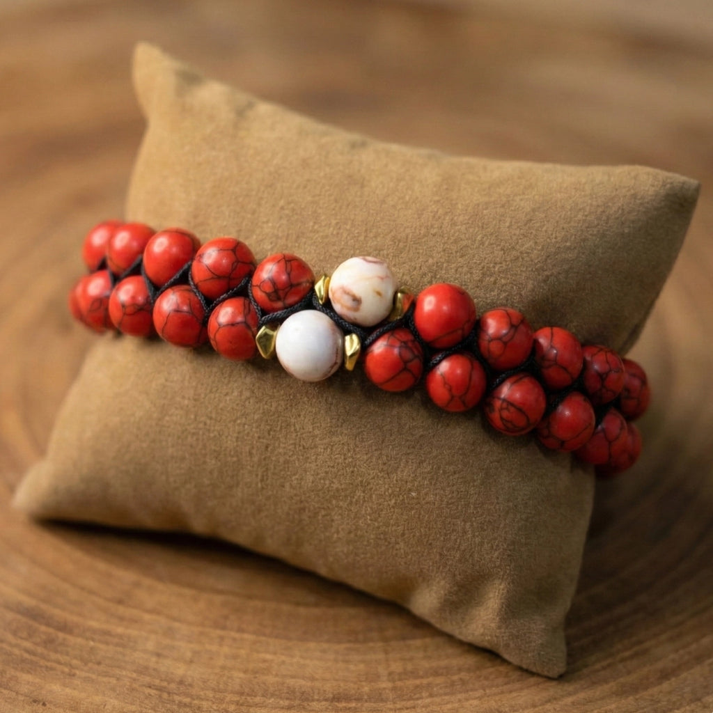 Pulsera turquesa roja sobre almohadilla de joyería exhibidora