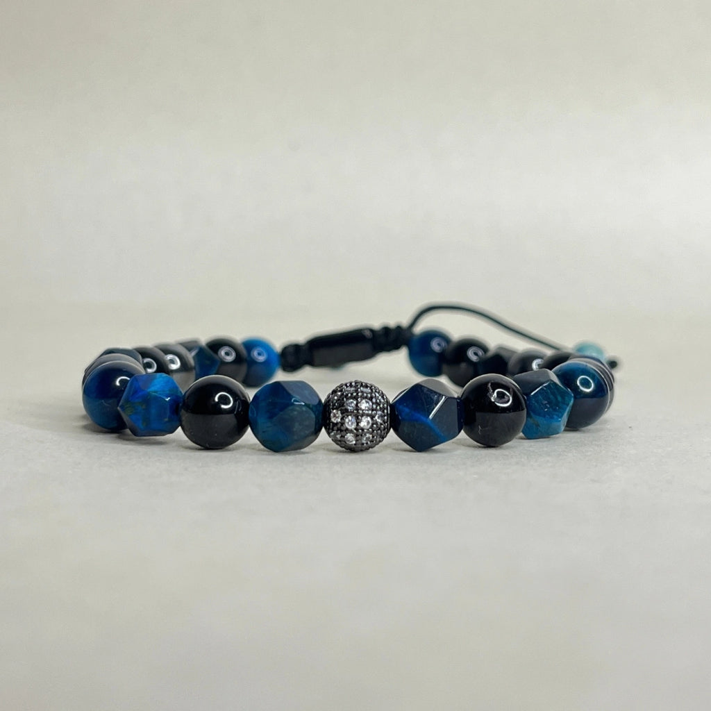 Pulsera masculina de ojo de tigre azul facetado y turmalina negra con dije esférico micro engastado.