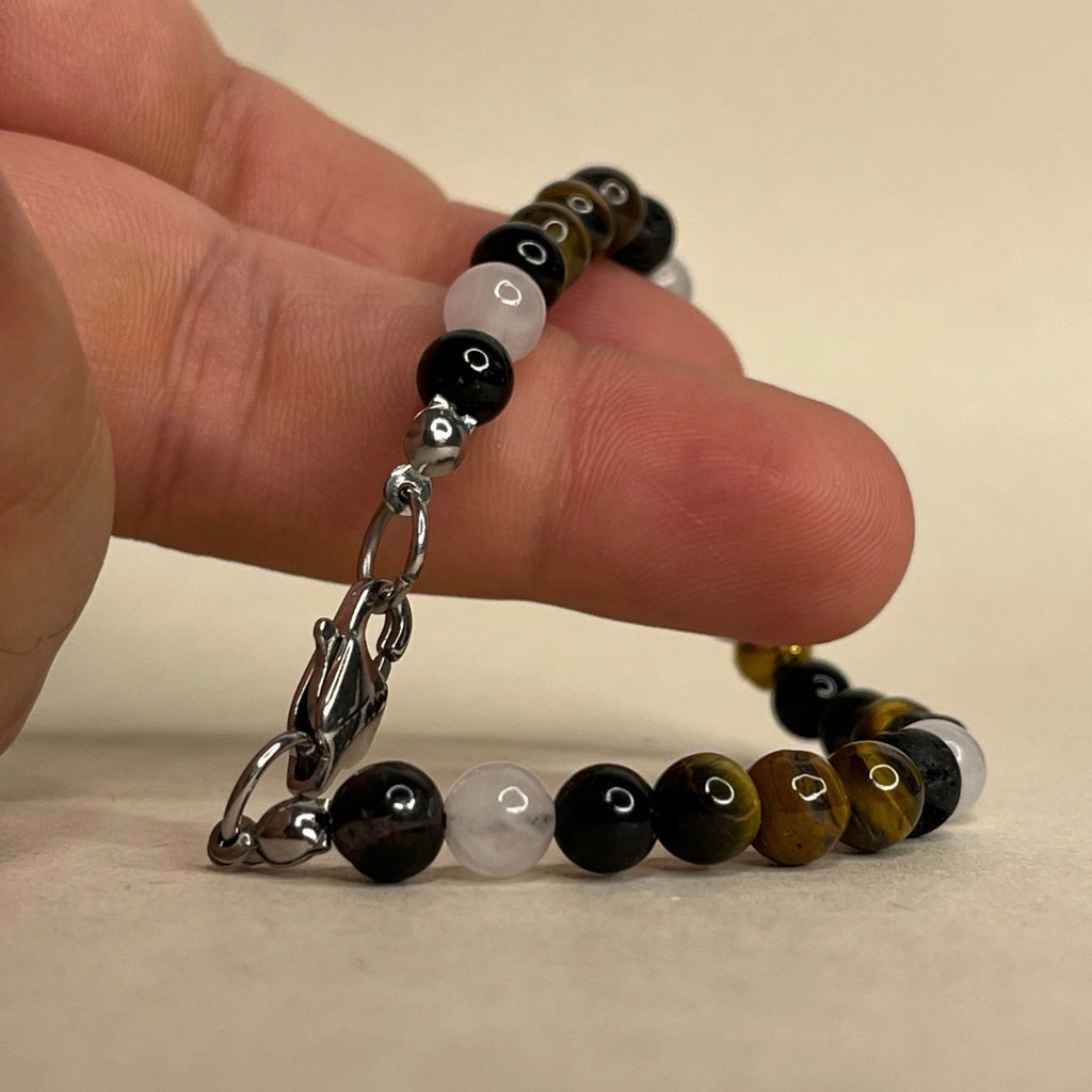Cierre clásico tipo clamp en acero inoxidable para pulsera masculina de piedras naturales.