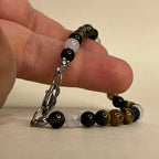 Cierre clásico tipo clamp en acero inoxidable para pulsera masculina de piedras naturales.