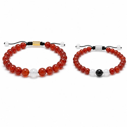 Set de pulseras de pareja en cornalina, jade blanco y turmalina KRV® sobre fondo blanco