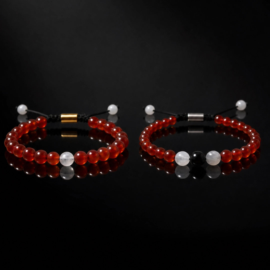 Set de dos pulseras de pareja en cornalina, jade blanco y turmalina sobre fondo negro