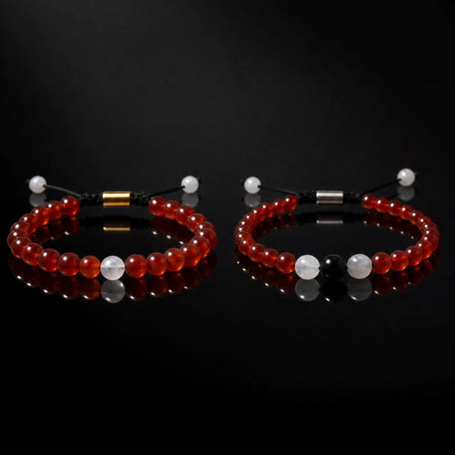 Set de dos pulseras de pareja en cornalina, jade blanco y turmalina sobre fondo negro