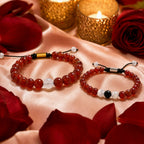 Set de pulseras de pareja en cornalina con velas y pétalos de rosa, ambiente romántico
