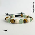 Pulsera de piedras naturales para hombre con ojo de tigre, jaspe verde y separadores dorados sobre fondo blanco.