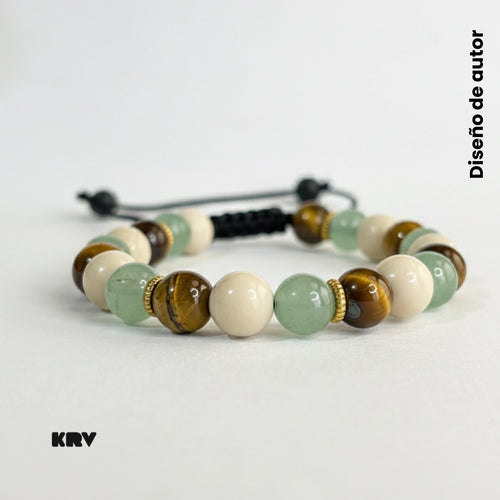 Pulsera de piedras naturales para hombre con ojo de tigre, jaspe verde y separadores dorados sobre fondo blanco.