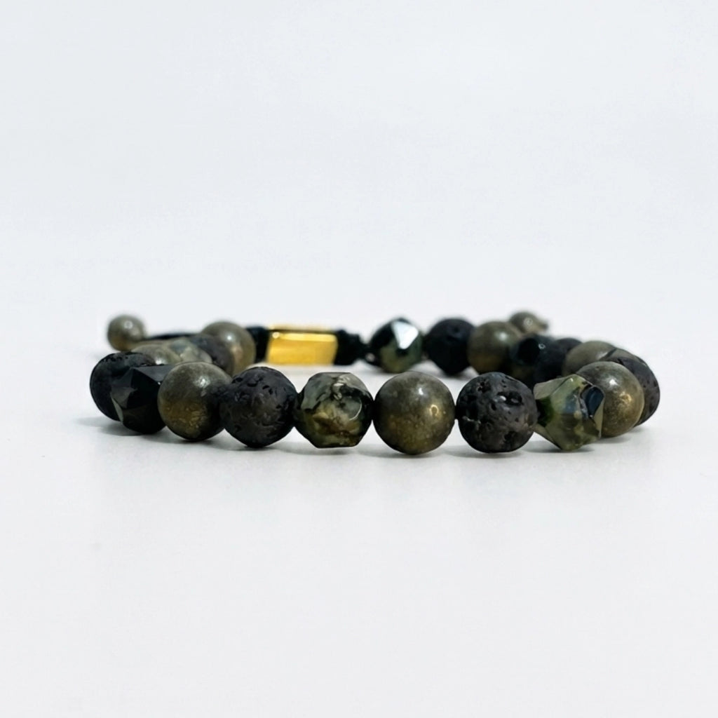 Detalle de cuentas de pirita facetada y piedra de lava en pulsera artesanal masculina KRV.CO