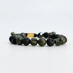 Detalle de cuentas de pirita facetada y piedra de lava en pulsera artesanal masculina KRV.CO