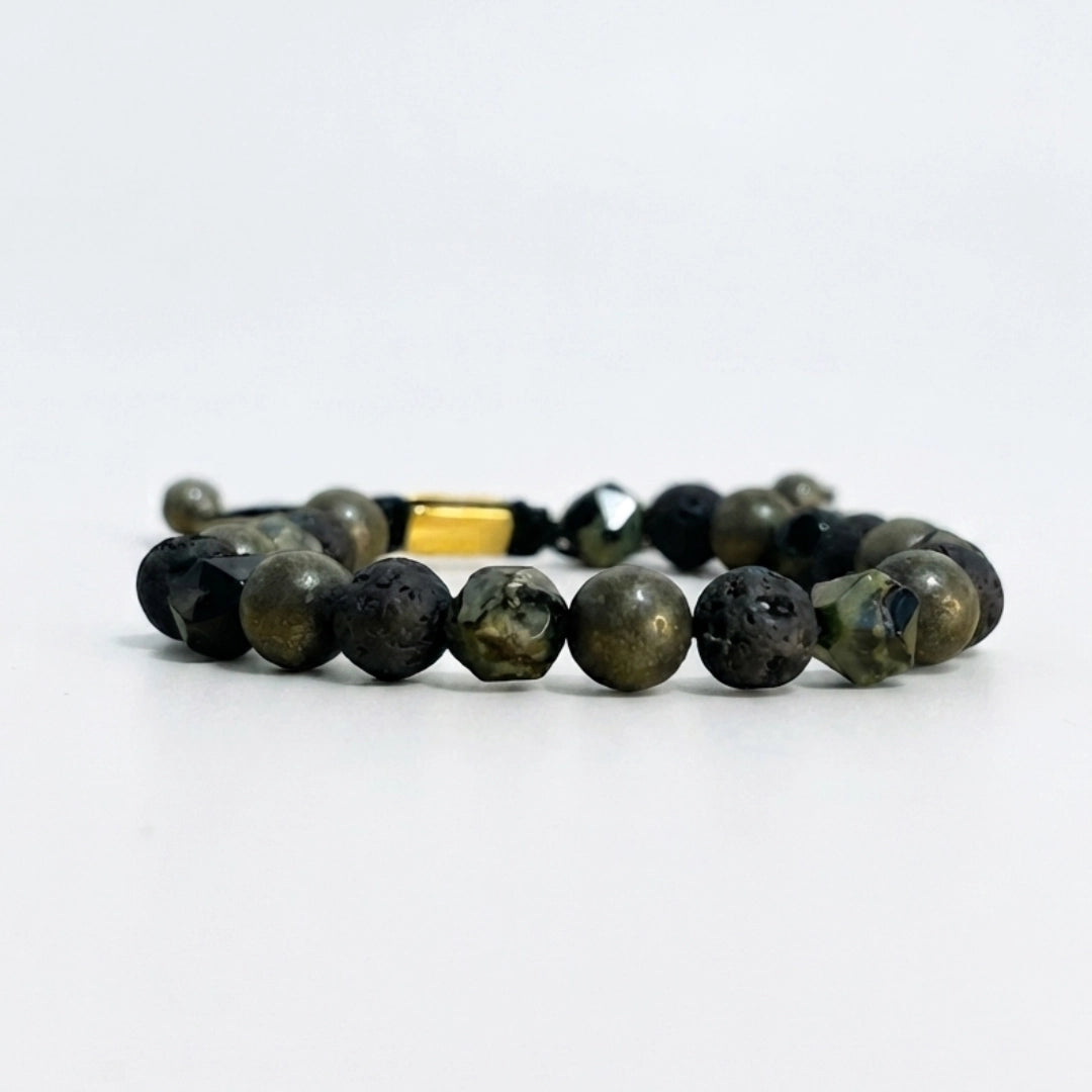 Detalle de cuentas de pirita facetada y piedra de lava en pulsera artesanal masculina KRV.CO
