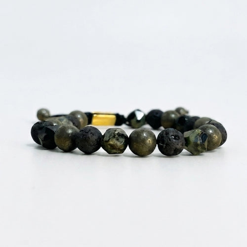 Detalle de cuentas de pirita facetada y piedra de lava en pulsera artesanal masculina KRV.CO