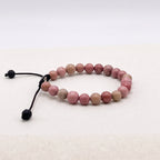Fotografía de producto en fondo blanco de pulsera minimalista para hombre en piedra rodonita.