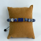 Accesorio masculino artesanal de Sodalita azul y Lapislázuli hecho en Colombia KRV.