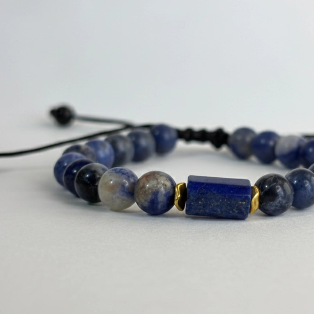 Pulsera de piedras naturales Sodalita azul para hombre con piedra central rectangular de Lapislázuli.