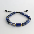 Detalle de piedra central cilíndrica de Lapislázuli tallada a mano y separadores dorados.