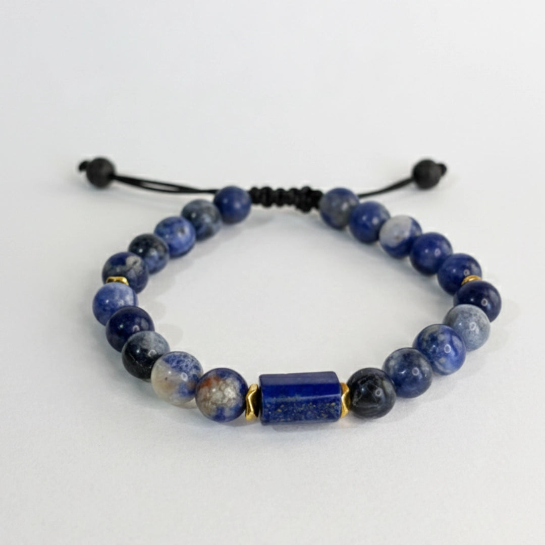 Detalle de piedra central cilíndrica de Lapislázuli tallada a mano y separadores dorados.