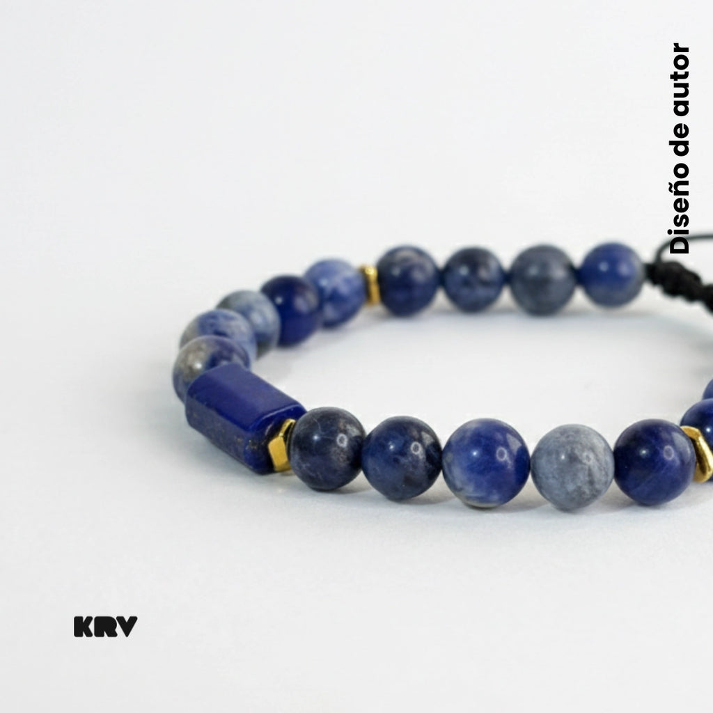 Pulsera de piedras naturales azules Sodalita y Lapislázuli para hombre con diseño ajustable.