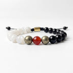 Pulsera masculina de piedra natural turmalina negra con contraste en selenita blanca y diseño sobrio.
