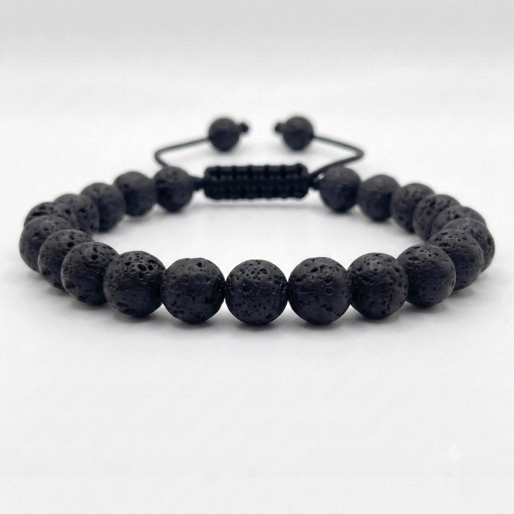 pulsera de piedras naturales volcánica para hombre en un fondo blanco 