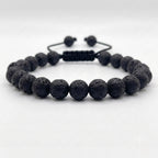pulsera de piedras naturales volcánica para hombre en un fondo blanco 