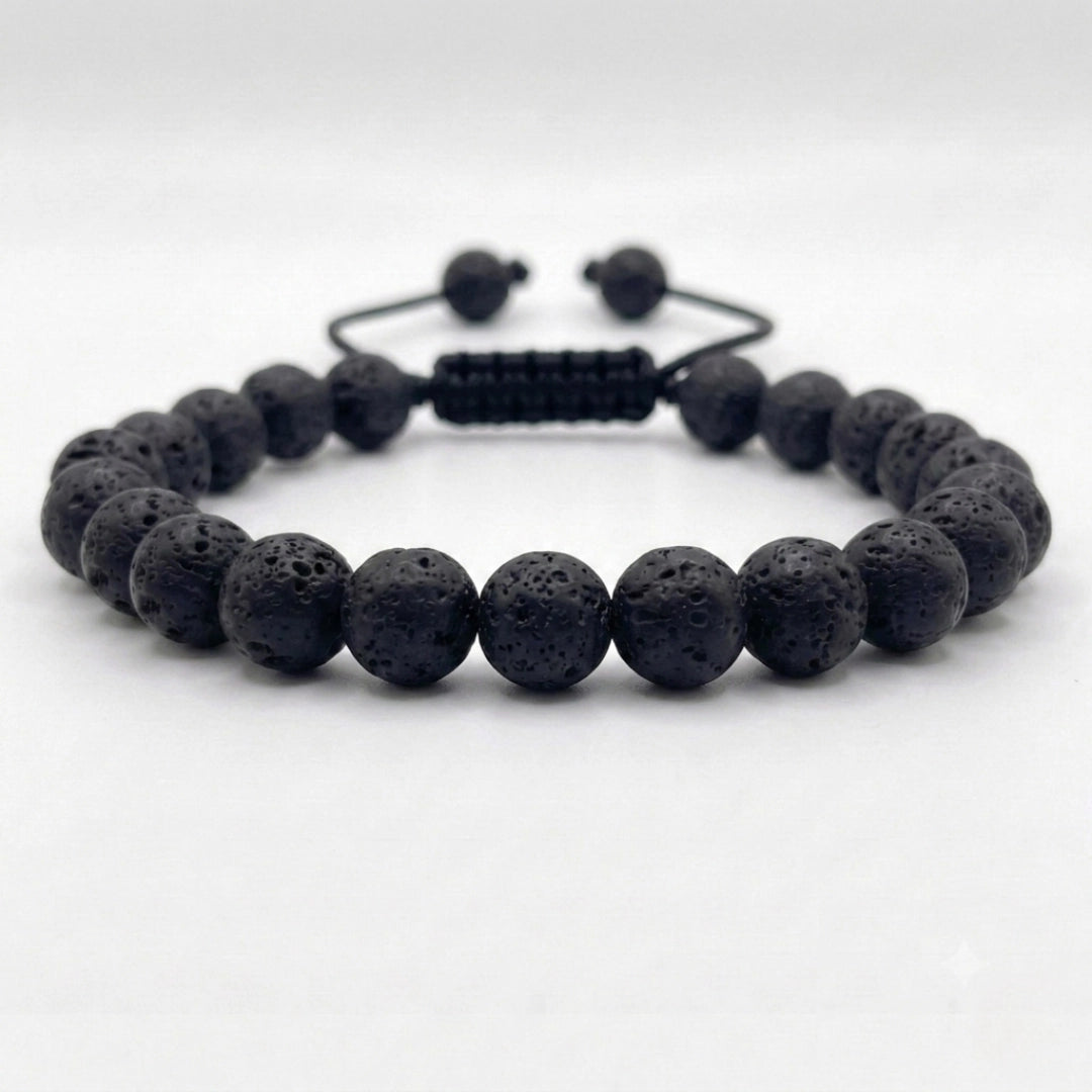 pulsera de piedras naturales volcánica para hombre en un fondo blanco 