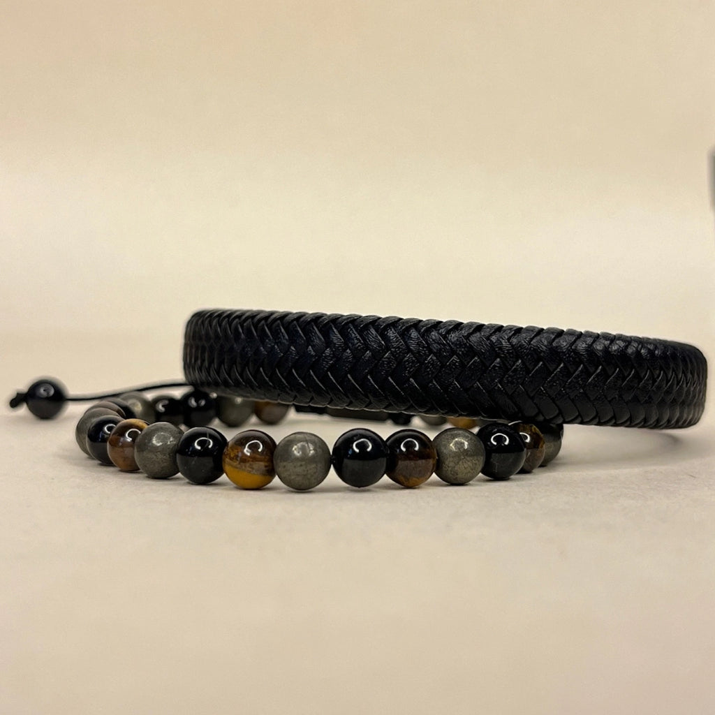 dos pulseras una de piedras naturales y otro de cuero genuino
