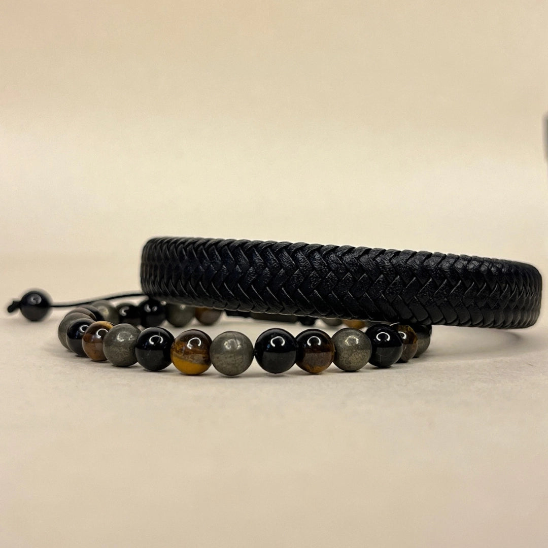 dos pulseras una de piedras naturales y otro de cuero genuino