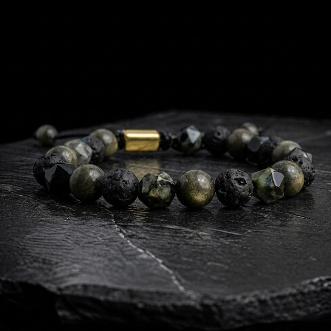 Pulsera de pirita natural y piedra volcánica para hombre con detalle en acero dorado, fondo de piedra negra