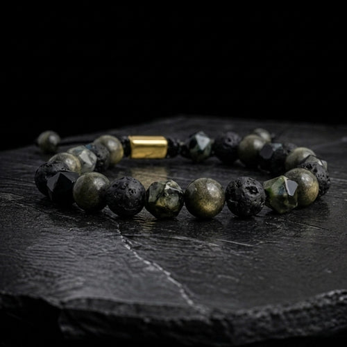 Pulsera de pirita natural y piedra volcánica para hombre con detalle en acero dorado, fondo de piedra negra