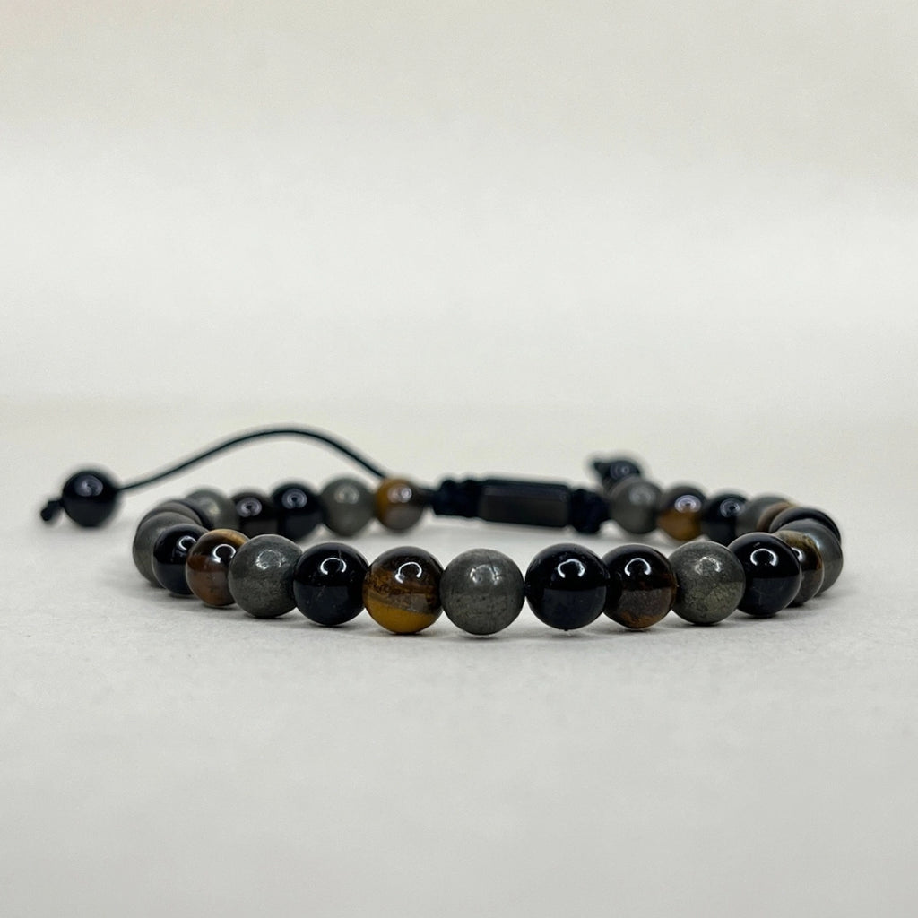 Pulsera de piedras naturales en fondo blanco