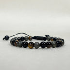 Pulsera de piedras naturales en fondo blanco