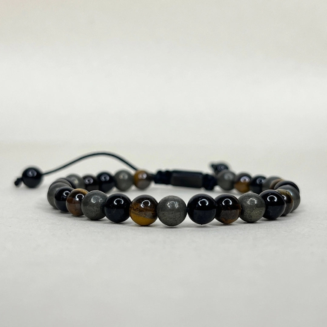 Pulsera de piedras naturales en fondo blanco