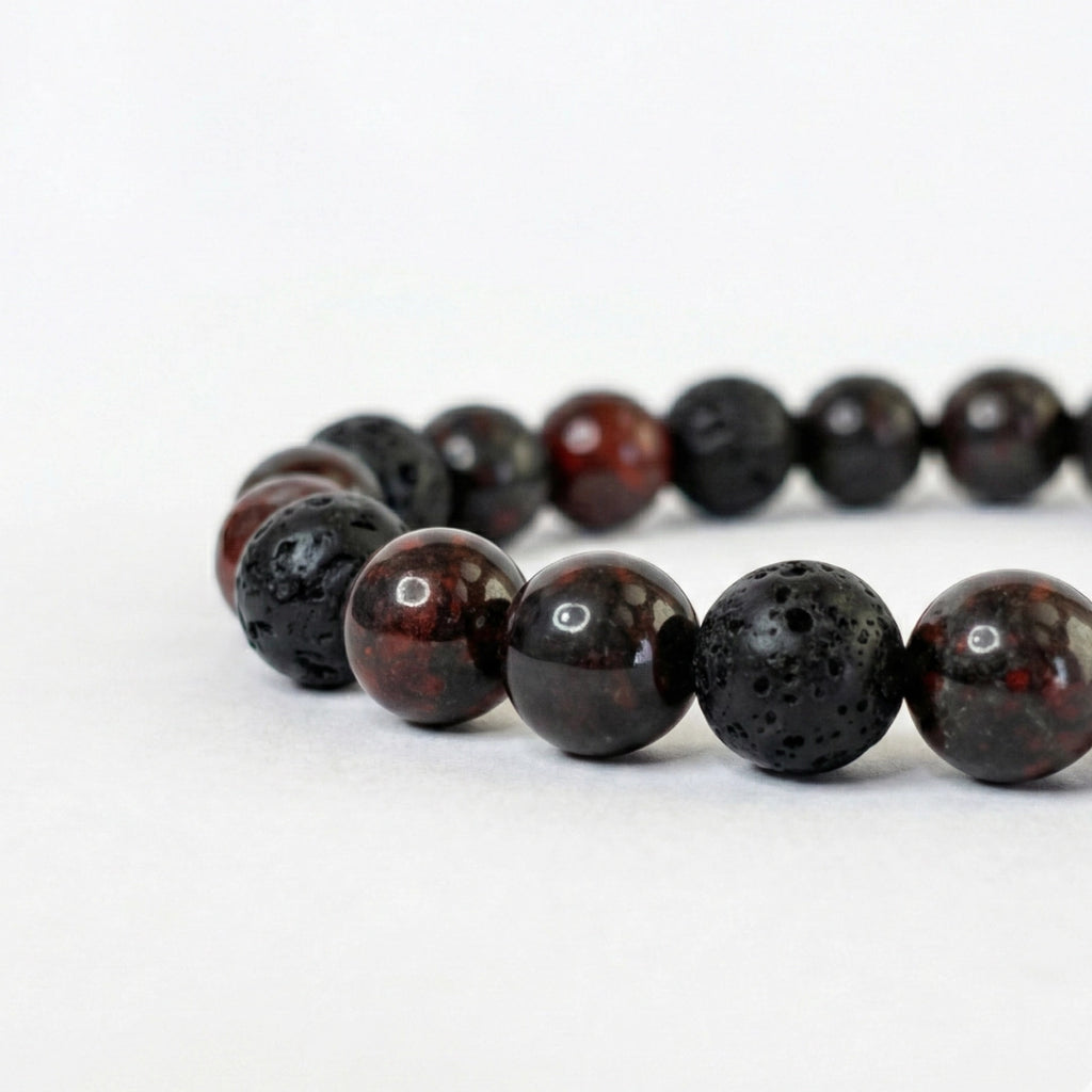 Detalle de cuentas de Piedra Volcánica mate y Jaspe Amapola brillante en pulsera masculina.