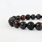 Detalle de cuentas de Piedra Volcánica mate y Jaspe Amapola brillante en pulsera masculina.