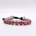 Pulsera masculina elaborada en piedra natural rodonita china con tonos terrosos y nudo corredizo negro.