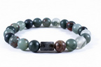 Pulsera de cuentas redondas de piedra Bloodstone natural (verde oscuro con manchas rojas) sobre fondo neutro.