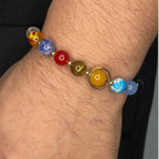 Esta pulsera única reúne las piedras naturales que representan a los 9 planetas del sistema solar, combinadas con cuentas de Ónix negro, símbolo de fuerza y protección
