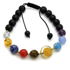 Esta pulsera única reúne las piedras naturales que representan a los 9 planetas del sistema solar, combinadas con cuentas de Ónix negro, símbolo de fuerza y protección