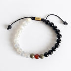Fotografía sobre fondo blanco de pulsera minimalista para hombre elaborada en turmalina negra.
