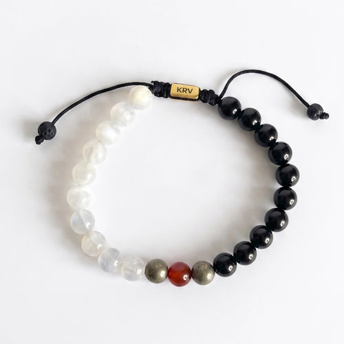 Fotografía sobre fondo blanco de pulsera minimalista para hombre elaborada en turmalina negra.