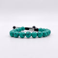 Fotografía de producto sobre fondo blanco de una pulsera minimalista para hombre en piedra turquesa verde