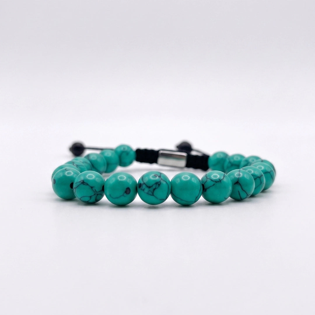 Fotografía de producto sobre fondo blanco de una pulsera minimalista para hombre en piedra turquesa verde