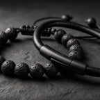 Vista macro en fondo brutalista de set de pulseras masculinas, combinación de piedras y cuero 