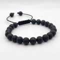 Pulsera de piedra volcanica natural sobre fondo blanco minimalista