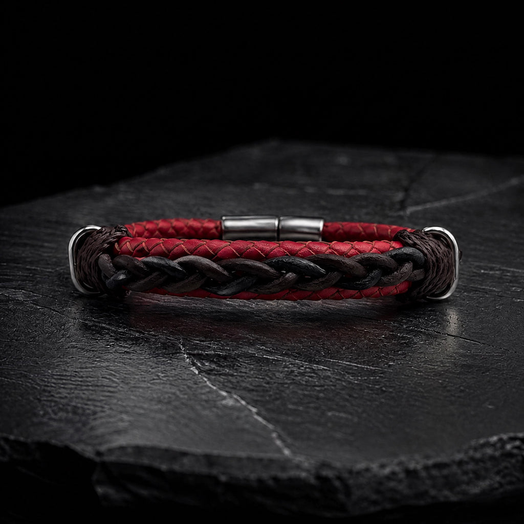 Pulsera de cuero trenzado en fondo de piedra color negro