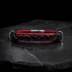 Pulsera de cuero trenzado en fondo de piedra color negro