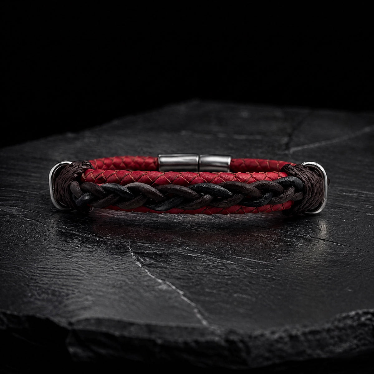 Pulsera de cuero trenzado en fondo de piedra color negro