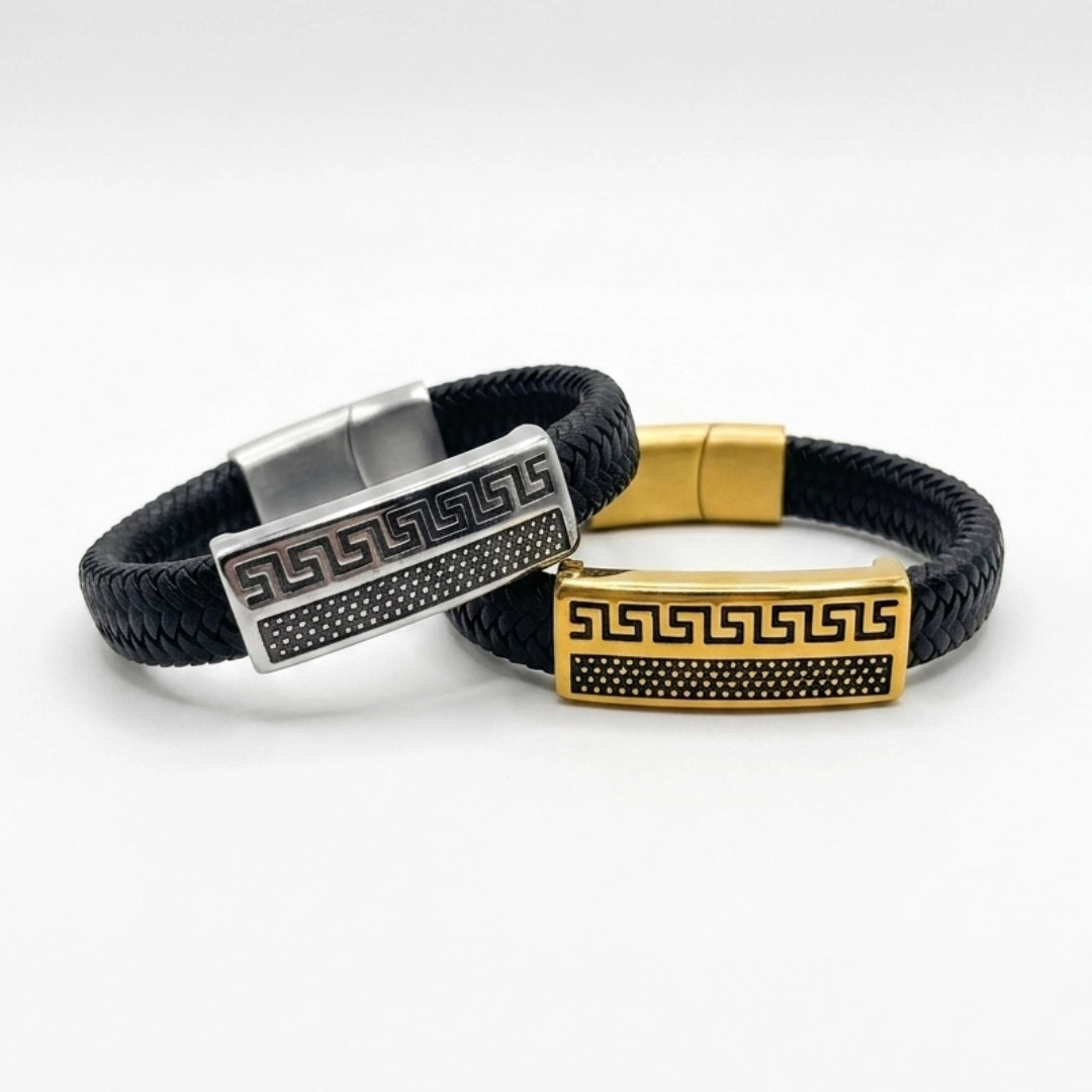 Set de pulseras de cuero con greek key como simbología, estilo minimalista
